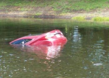 ¡Escalofriante!, hallan cuerpos de mujer y sus hijos de 4 y 9 años, en auto hundido en lago