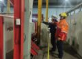 Sujeto MUERE “reventado” al atorarse en MÁQUINA que enrolla plástico