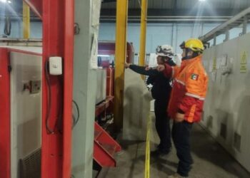 Sujeto MUERE “reventado” al atorarse en MÁQUINA que enrolla plástico