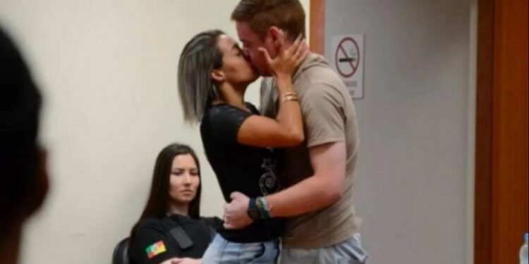 «Amiga date cuenta» al EXTREMO: besa en la corte a sujeto que intentó MATARLA