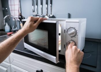 ¡Quedó frito!, MUERE electrocutado mientras reparaba MICROONDAS