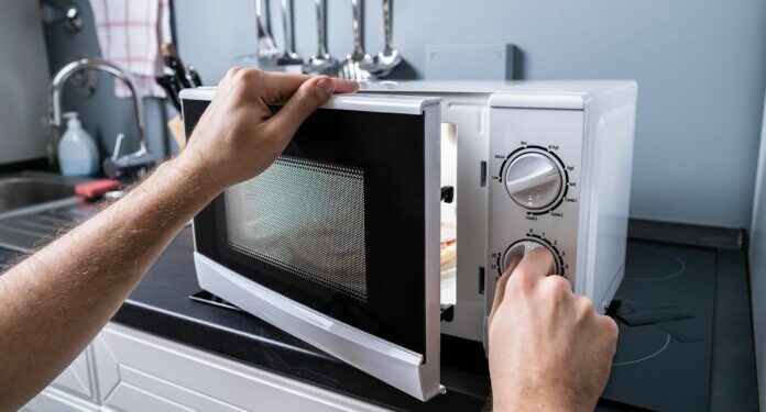 ¡Quedó frito!, MUERE electrocutado mientras reparaba MICROONDAS