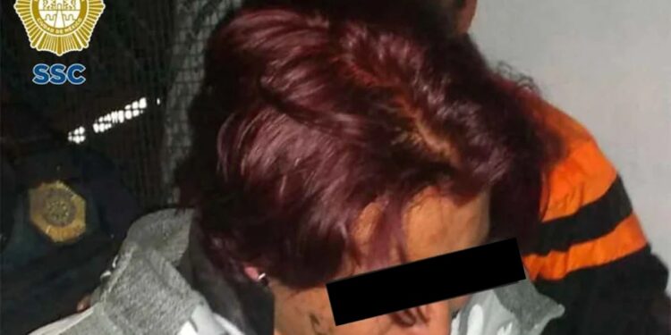 Mujer LUCHA contra 2 VIOLADORES, MATA a uno, ¡y ahora está detenida!