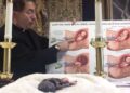 Sacerdote pone FETO abortado en altar y el Vaticano lo expulsa por extremo