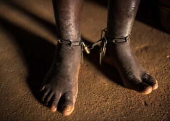 Cruel VERDUGO: huye de quien la ESCLAVIZÓ a los 12 años, se casa y la acusan de BIGAMIA