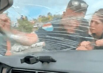 Video: ¡Trata de escapar y se lleva a 2 policías en el cofre de su auto!
