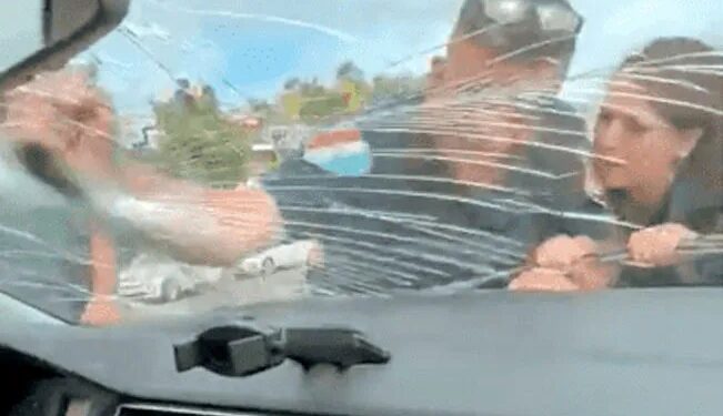 Video: ¡Trata de escapar y se lleva a 2 policías en el cofre de su auto!