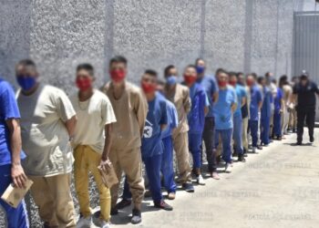 Liberan a 98 reos de penal en México; les pusieron brazaletes electrónicos