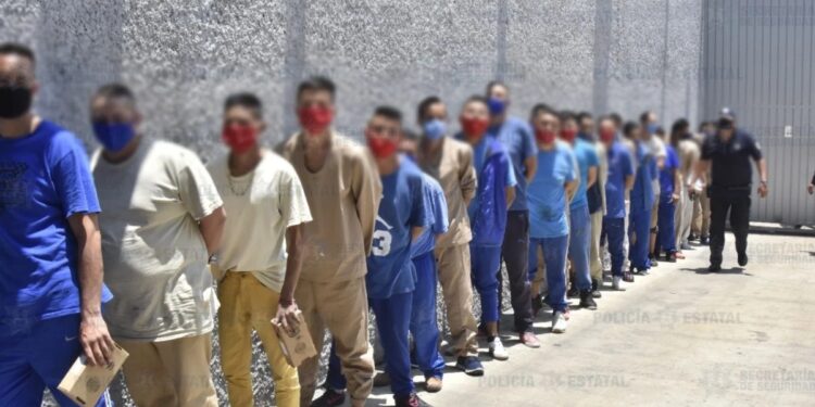 Liberan a 98 reos de penal en México; les pusieron brazaletes electrónicos