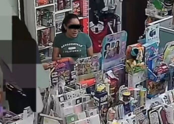 «Cachonda» y sinvergüenza: ROBA productos para desempeño SEXUAL frente a su hijita