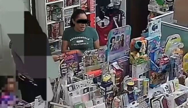 «Cachonda» y sinvergüenza: ROBA productos para desempeño SEXUAL frente a su hijita