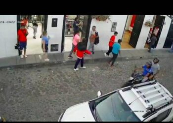 Video: Reclama a hombre por tirarle un casco y termina ¡MUERTO a NAVAJAZOS!