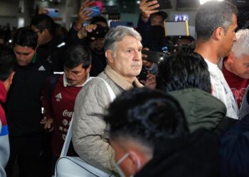 Video. “Le llovió” al “Tata” Martino al llegar a México tras derrota del “tri” en Qatar