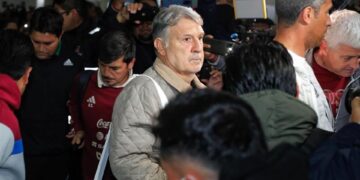 Video. “Le llovió” al “Tata” Martino al llegar a México tras derrota del “tri” en Qatar