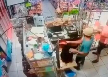 Defiende su tienda a «trancazos» de ladrón con machete, ¡y lo hace correr!