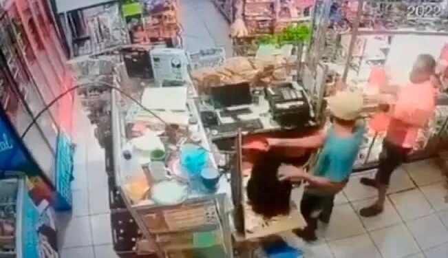 Defiende su tienda a «trancazos» de ladrón con machete, ¡y lo hace correr!