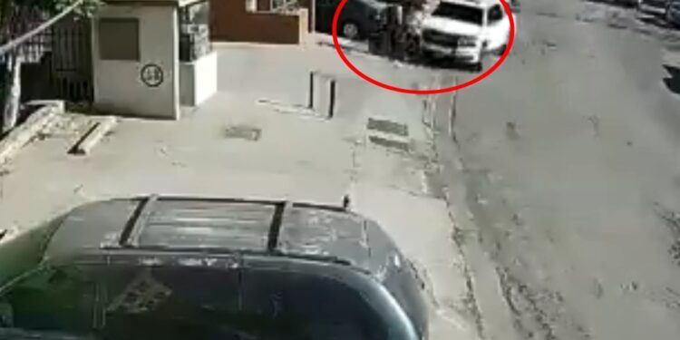 Video: ¡Loco conductor ACECHA a joven, lo EMBISTE y huye en Tijuana!
