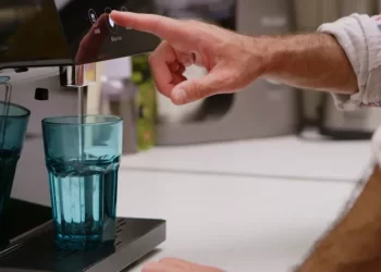 El purificador de agua que elimina casi el 100% de los microplásticos en tiempo récord