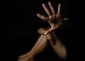 Contrata a jovencita para limpiar su casa, pero la RAPTA y VIOLA por horas
