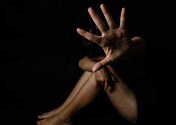 Contrata a jovencita para limpiar su casa, pero la RAPTA y VIOLA por horas