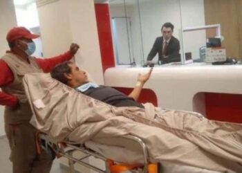 Indignante: hombre postrado es obligado a hacer trámite en el banco