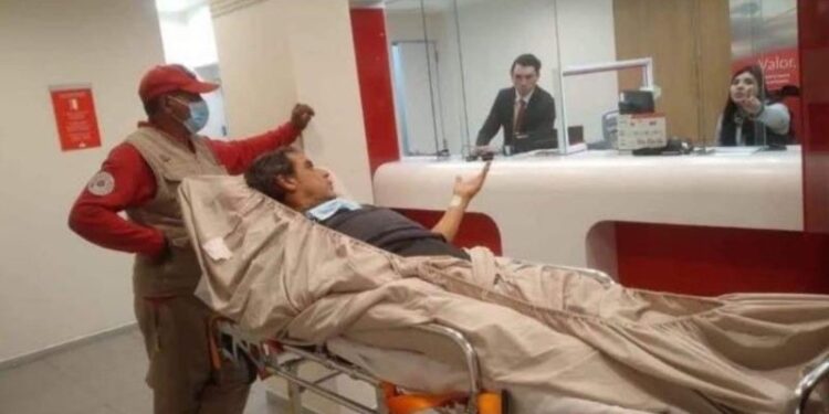 Indignante: hombre postrado es obligado a hacer trámite en el banco