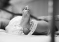 “Enferma” ataca a ABUELA y NIETECITA de 1 año lanzándoles ÁCIDO muriático