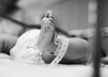 “Enferma” ataca a ABUELA y NIETECITA de 1 año lanzándoles ÁCIDO muriático