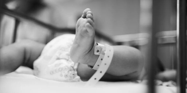 “Enferma” ataca a ABUELA y NIETECITA de 1 año lanzándoles ÁCIDO muriático
