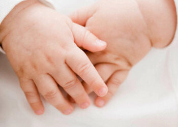 Llega con su bebé en brazos a hospital, dijo que se cayó, pero ¡ella la MATÓ!