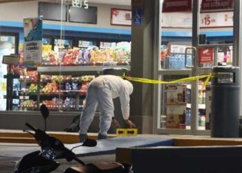 Asaltantes ASESINAN a cajera de Oxxo; estaba escondida en el baño