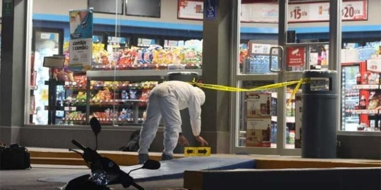 Asaltantes ASESINAN a cajera de Oxxo; estaba escondida en el baño