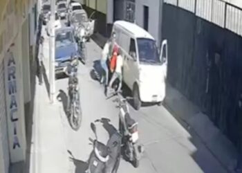 Video: ¡Espantoso momento en que NIÑA de 4 años es arrollada por combi!
