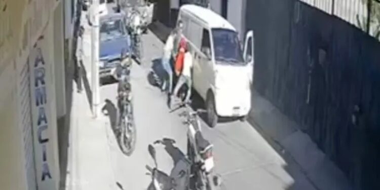 Video: ¡Espantoso momento en que NIÑA de 4 años es arrollada por combi!