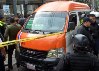 Video. “No se quieran MORIR, no me escondan nada”: ASALTO de combi en Edoméx