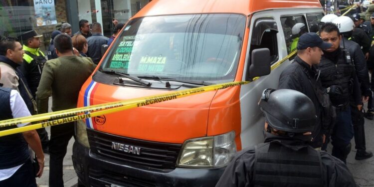 Video. “No se quieran MORIR, no me escondan nada”: ASALTO de combi en Edoméx