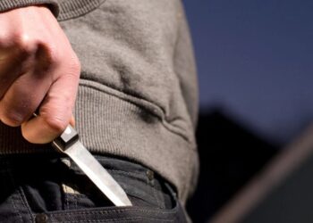 Indigente le ATRAVIESA el corazón a joven y lo abandona en charco de SANGRE