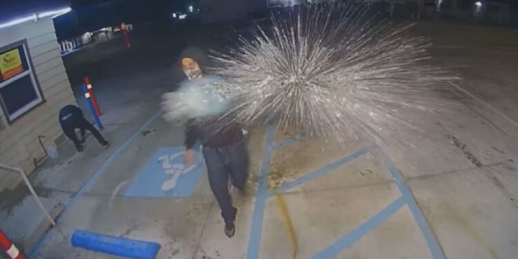Delincuentes se prenden FUEGO por error al INCENDIAR negocio