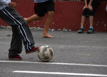 Menor se debate entre la VIDA y la MUERTE tras balonazo en partido de «fut»