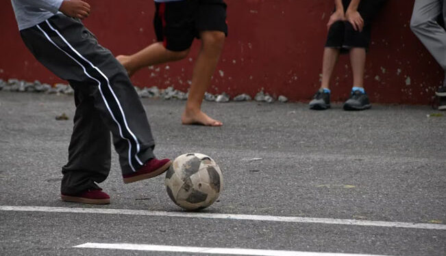 Menor se debate entre la VIDA y la MUERTE tras balonazo en partido de «fut»