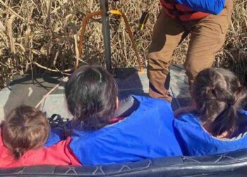Video. Salvan a 3 NIÑAS migrantes ABANDONADAS en islote del río Bravo