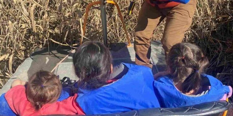 Video. Salvan a 3 NIÑAS migrantes ABANDONADAS en islote del río Bravo