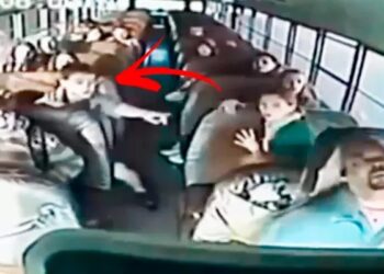Video: ¡Chofer de “bus” se desmaya y NIÑO salva la vida de todos!