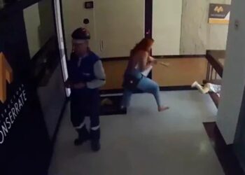 VIDEO. Instinto de madre: ¡salva a su niño de caer al vacío!