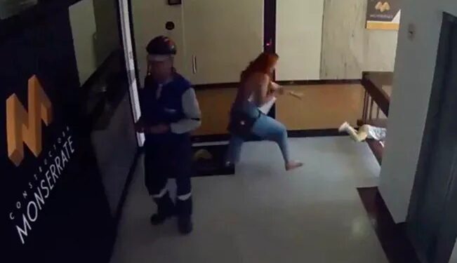 VIDEO. Instinto de madre: ¡salva a su niño de caer al vacío!