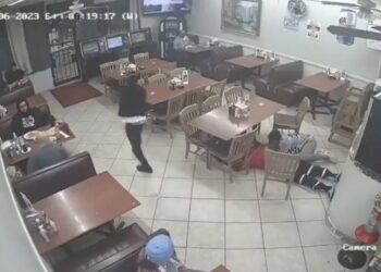 Video.  Tiro por la culata: asalta con pistola de juguete y víctima lo mata con una de verdad