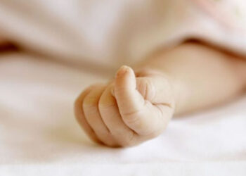 Pesadilla: aplasta a su hija mientras dormían y la niña muere asfixiada