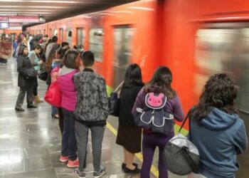 Terror en las vías: mujer y niño se lanzan y son arrollados por el Metro