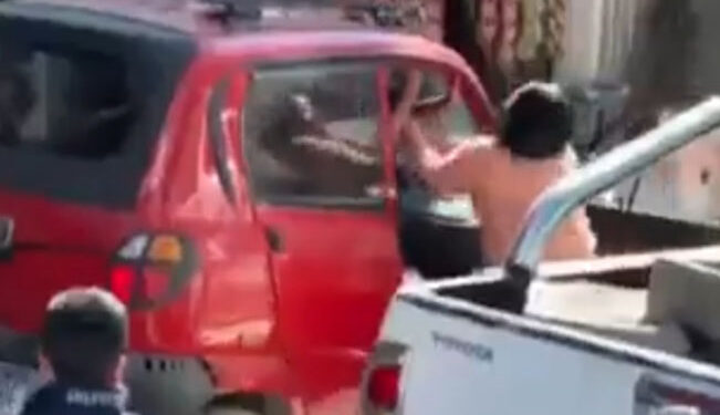 Video: Mujer se “DESGREÑA” a la amante de su esposo, ¡casi le arranca la cabeza!