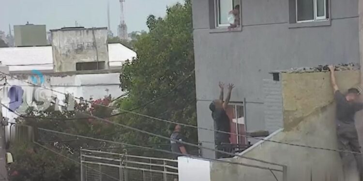 ¡Video “de infarto”!, salvan a BEBÉ de caer desde 2do piso